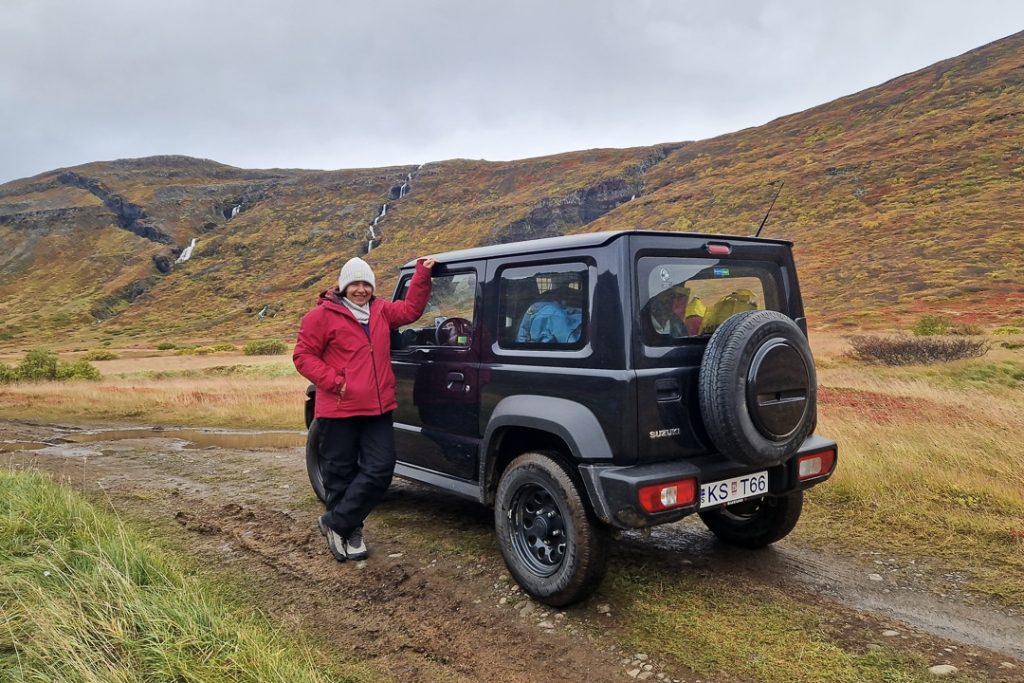 4x4 avec personne dans un paysage d'automne en islande