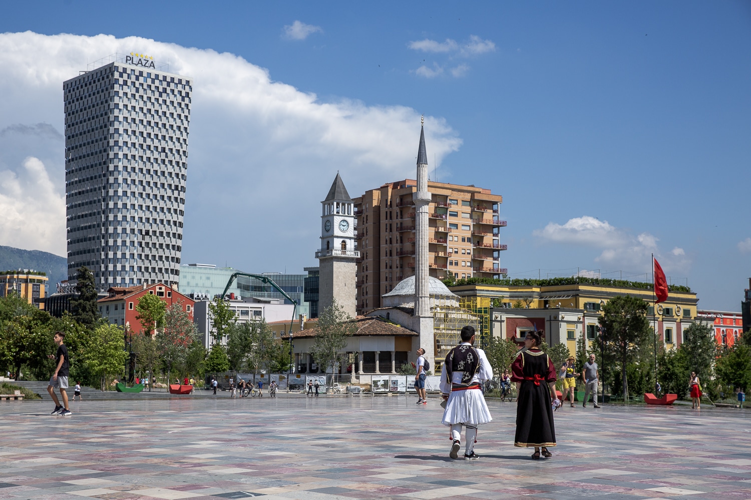 2 personnes en habits traditionnels sur la place Skanderberg