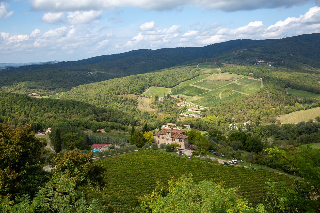ferme isolée dans les collines de la vallée du chianti, entourée de vignes et de champs d'oliviers