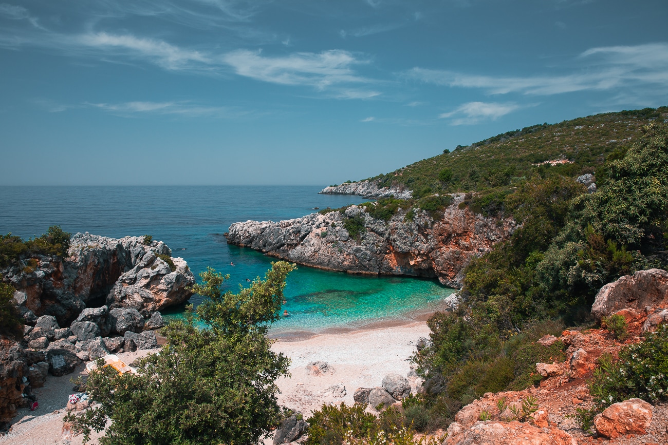 belle plage aux eaux turquoise en albanie