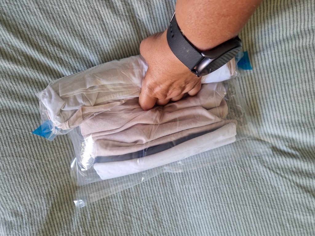 démonstration pliage d'une housse de compression sous vide