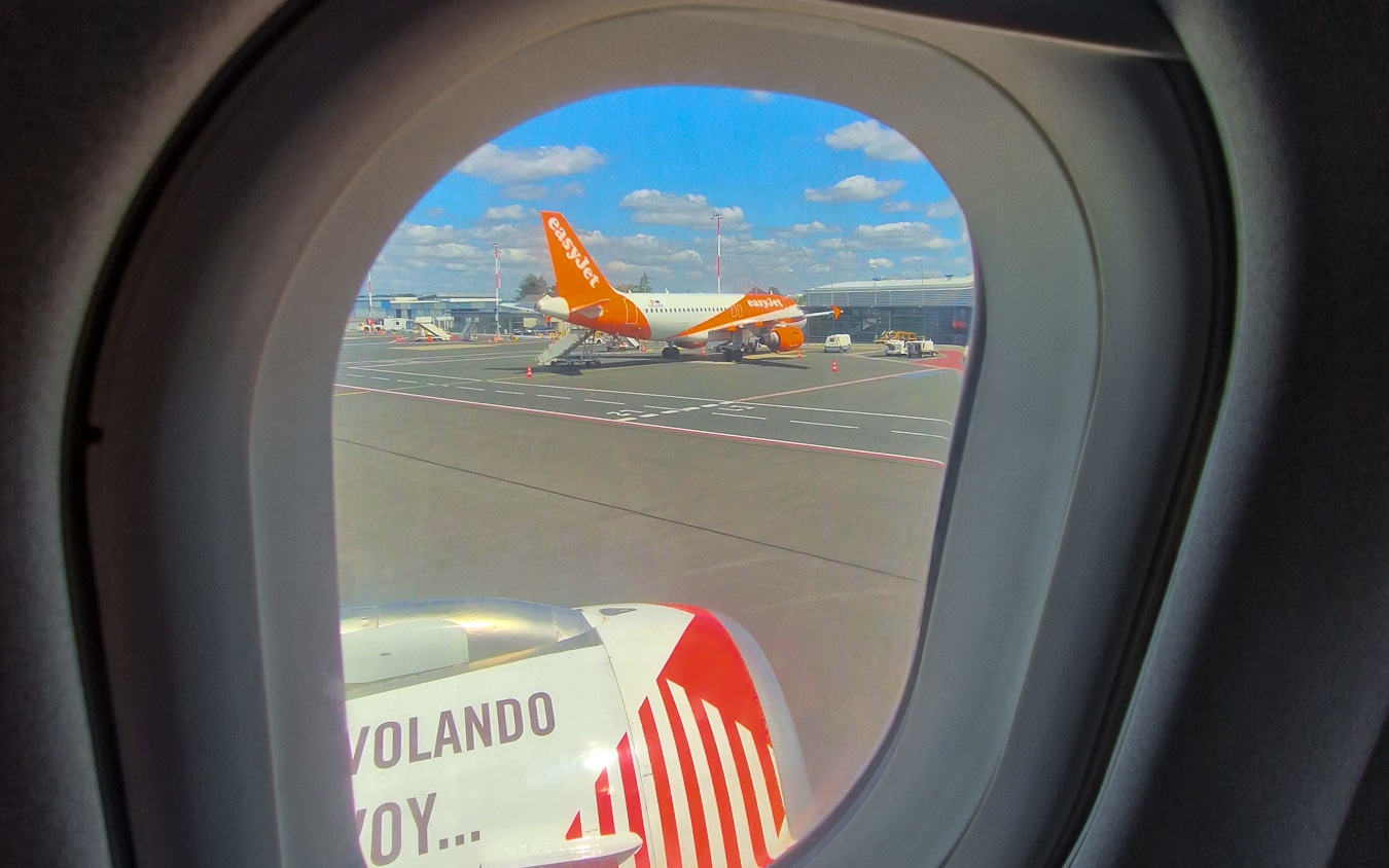 avion sur le tarmac d'un aéroport