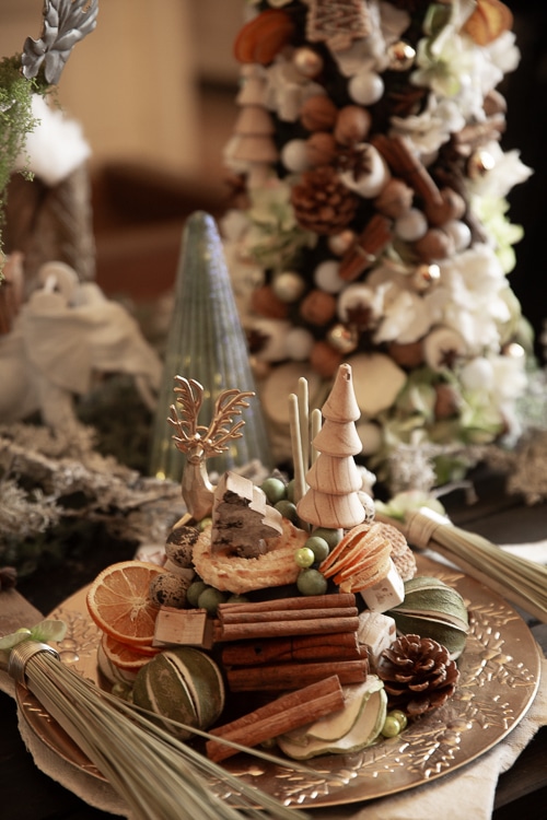Cerf composant la décoration de Noël à base de fruits et d'épices
