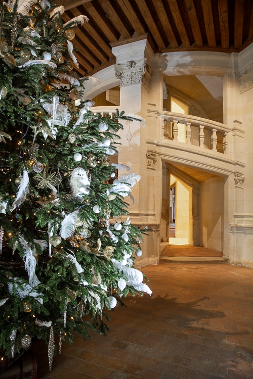 sapin de Noël devant l'escalier à double révolution de Chambord