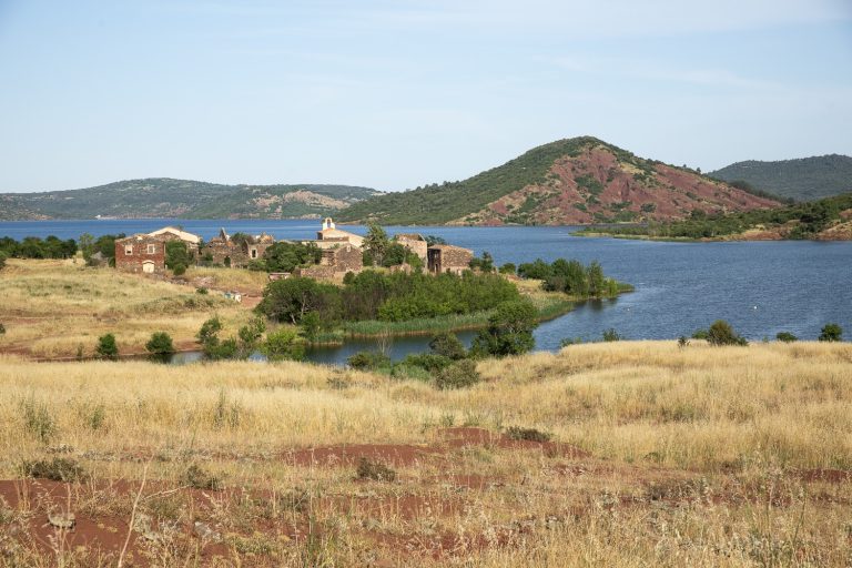 village fantôme sur les rives du lac du Salagou